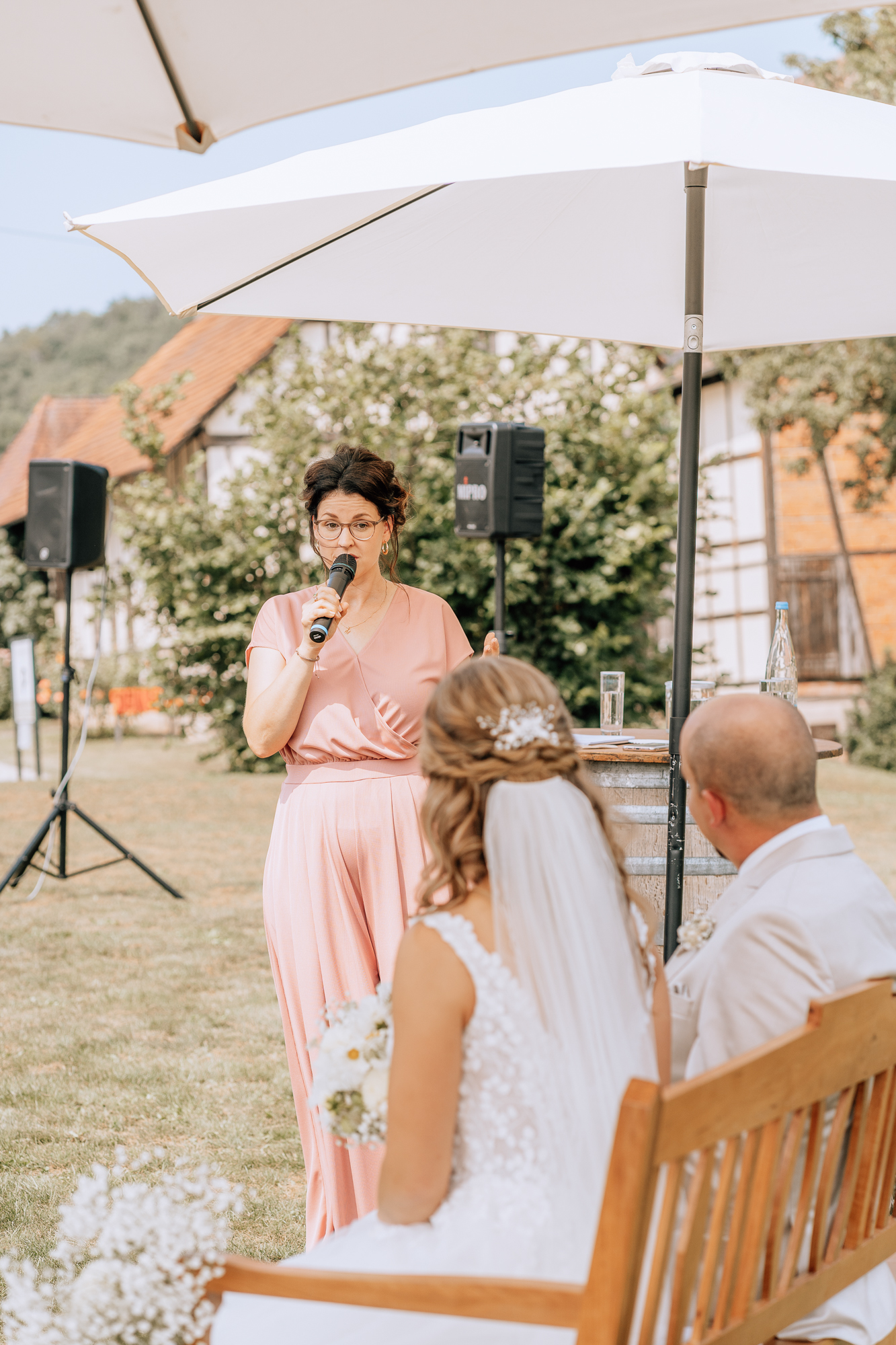 Emotionale Rede der Traurednerin Melanie bei einer freien Hochzeit.